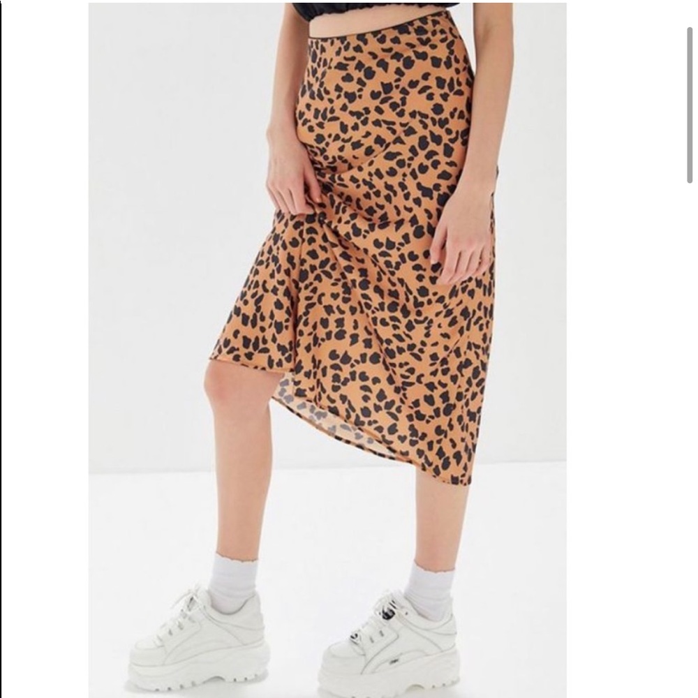 ✖️SOLD✖️Urban Outfitters Leopard Midi Skirt